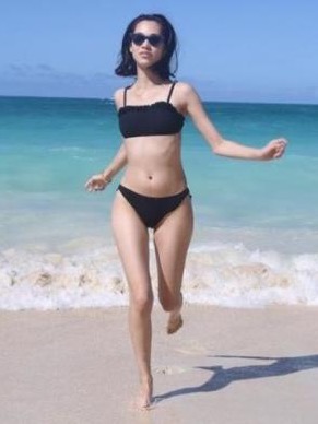 ヒールを履いてない脚の画像