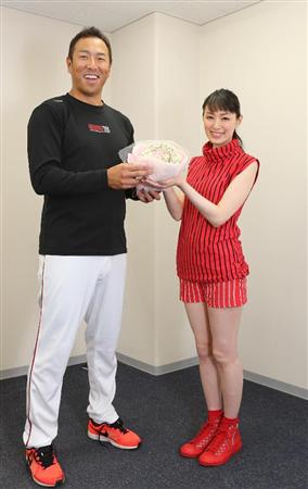 ヒールを履いてない脚の画像