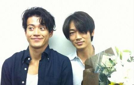 ナイナイ岡村隆史が凄い3ショット、小栗旬&妻夫木聡と顔寄せ合い密着。