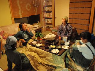 ダイニングテーブル派VS地べた派