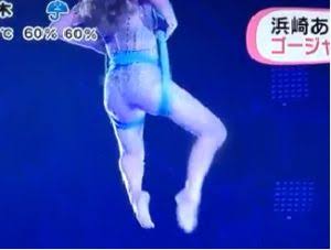 浜崎あゆみが胸の谷間&美脚をあらわにした写真がセクシーすぎると話題に「色っぽすぎ!」