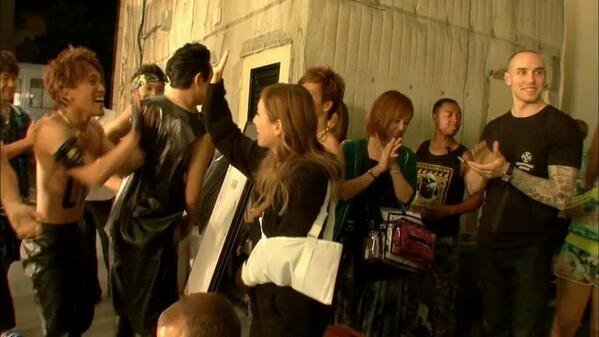 浜崎あゆみが胸の谷間&美脚をあらわにした写真がセクシーすぎると話題に「色っぽすぎ!」