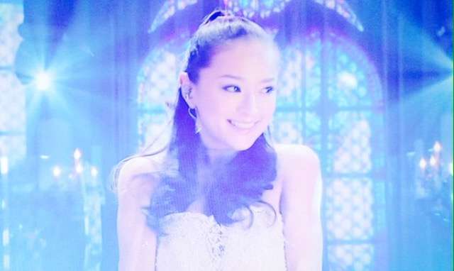 浜崎あゆみが胸の谷間&美脚をあらわにした写真がセクシーすぎると話題に「色っぽすぎ!」