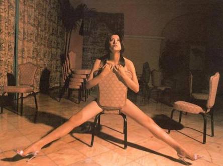 浜崎あゆみが胸の谷間&美脚をあらわにした写真がセクシーすぎると話題に「色っぽすぎ!」