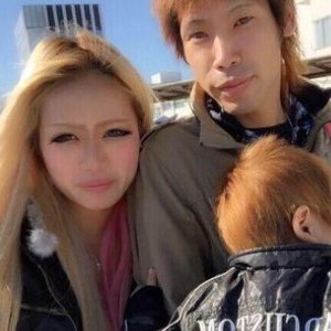 2歳長男にたばこ押し当てた24歳父親に罰金10万円の略式命令