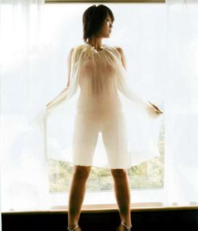 篠田麻里子:ヤングジャンプで「ラスト水着」 袋とじで異例のミニ写真集2冊付き