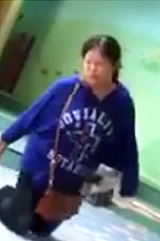 幼い子供を激しく平手打ちする母親、Twitterに投稿された動画に批判殺到