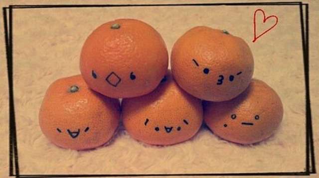 こたつでみかんを食べながらのんびり話すトピ