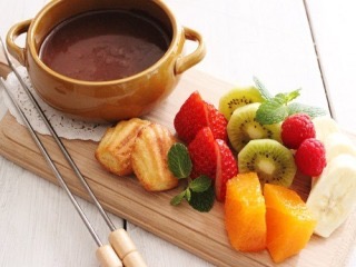 こたつでみかんを食べながらのんびり話すトピ