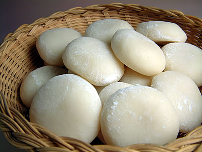 こたつでみかんを食べながらのんびり話すトピ