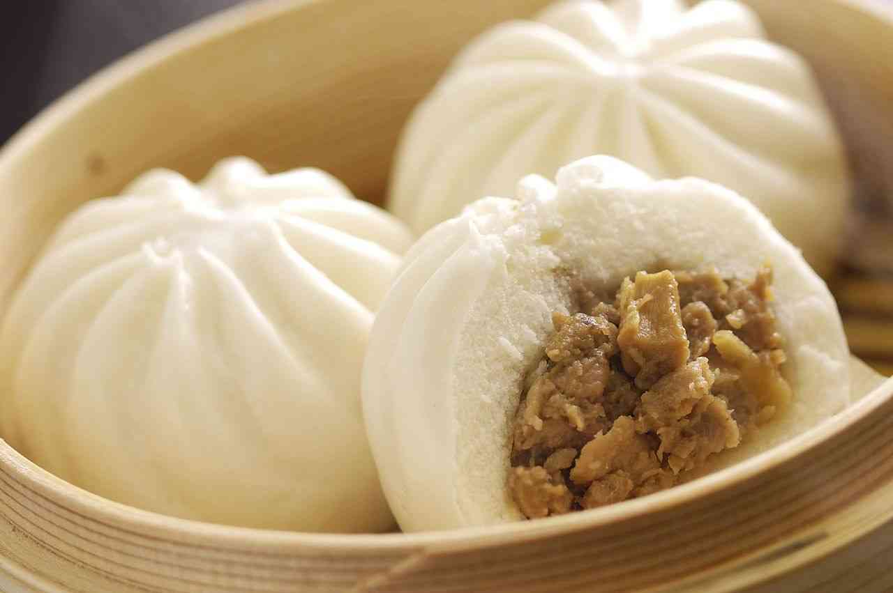 こたつでみかんを食べながらのんびり話すトピ