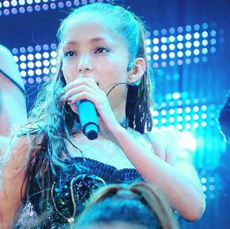 木下優樹菜、安室ライブ客席の姿がTVニュースに 近藤春菜と最前列でノリノリ
