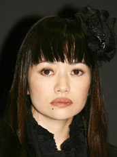二人ともすっぴん?真木よう子&小泉今日子の2ショットに「似てる!」「まるで美人姉妹」