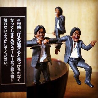 【画像】『コーヒーカップの松崎しげる』で遊び倒す人たち続出ww