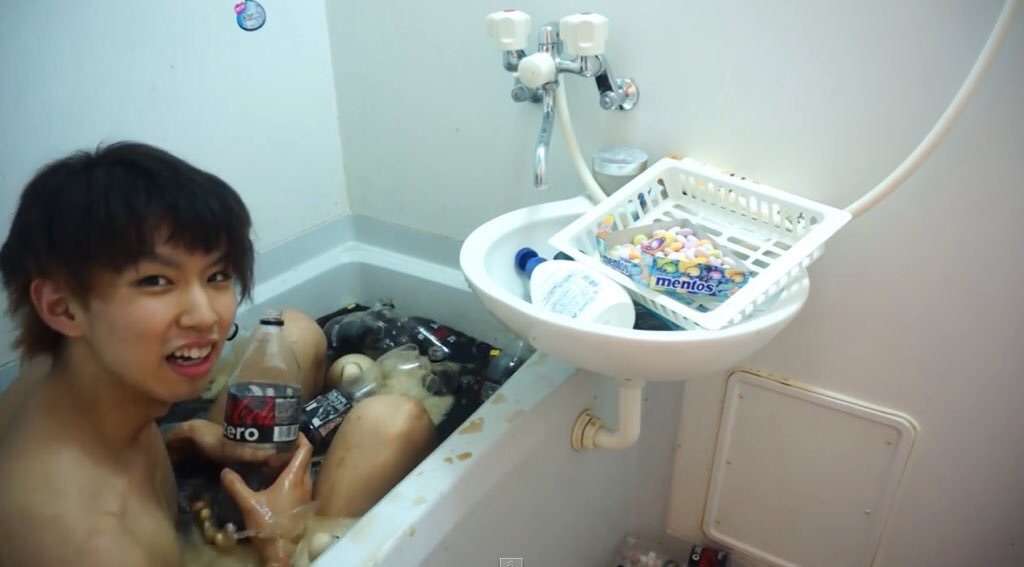 人気ユーチューバーのはじめしゃちょー　ニベアクリーム100個を使いお風呂に入る動画が大荒れ