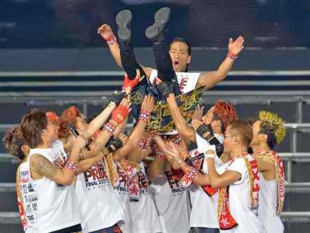 EXILE、卒業の松本利夫・USA・MAKIDAIにサプライズ！ツアー最終日にHIROが登場で花束を贈呈
