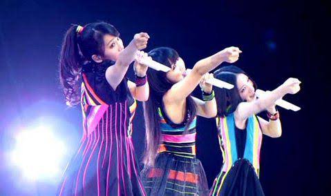 好きなアーティストのLIVE中の画像を貼るトピ