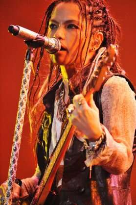 好きなアーティストのLIVE中の画像を貼るトピ