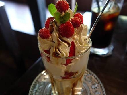 生クリームたっぷりスイーツ 画像