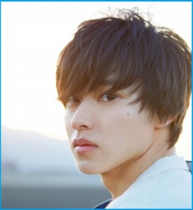 山崎賢人、人生初の金髪に！二階堂ふみと制服2ショット解禁