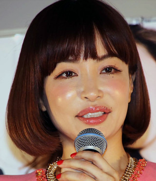 平子理沙、アイドルに負けない超ミニ姿披露