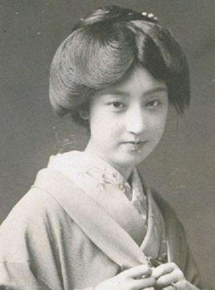 周りに居る女性らしくて素敵な人