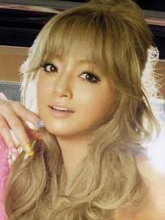 浜崎あゆみがスタイル抜群のビキニ姿の写真を投稿して話題に「夫婦揃ってナイスバディすぎる」