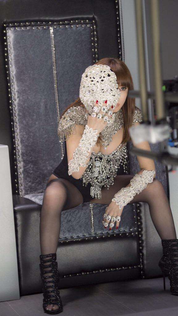 浜崎あゆみがスタイル抜群のビキニ姿の写真を投稿して話題に「夫婦揃ってナイスバディすぎる」
