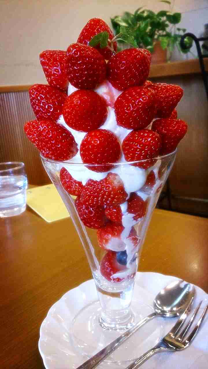美味しそうなパフェの画像ください！
