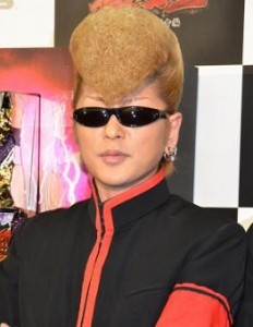 氣志團ニューアルバムのジャケット写真、あの芸人登場か？