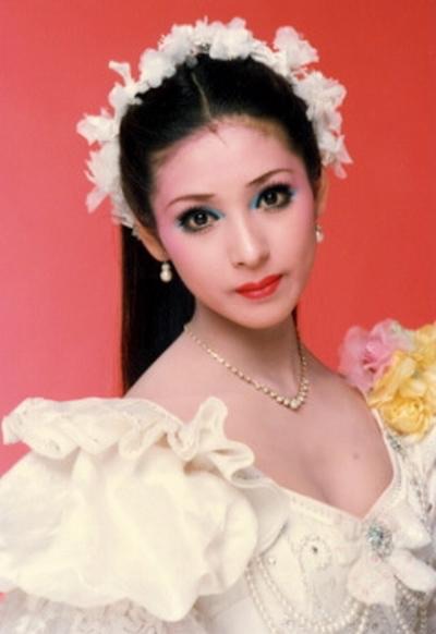 宝塚の煌びやかなヘアメイク、衣装の画像を下さい！