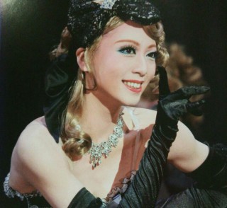 宝塚の煌びやかなヘアメイク、衣装の画像を下さい！