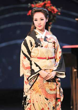 宝塚の煌びやかなヘアメイク、衣装の画像を下さい！