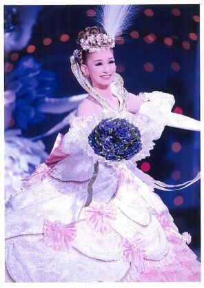 宝塚の煌びやかなヘアメイク、衣装の画像を下さい！