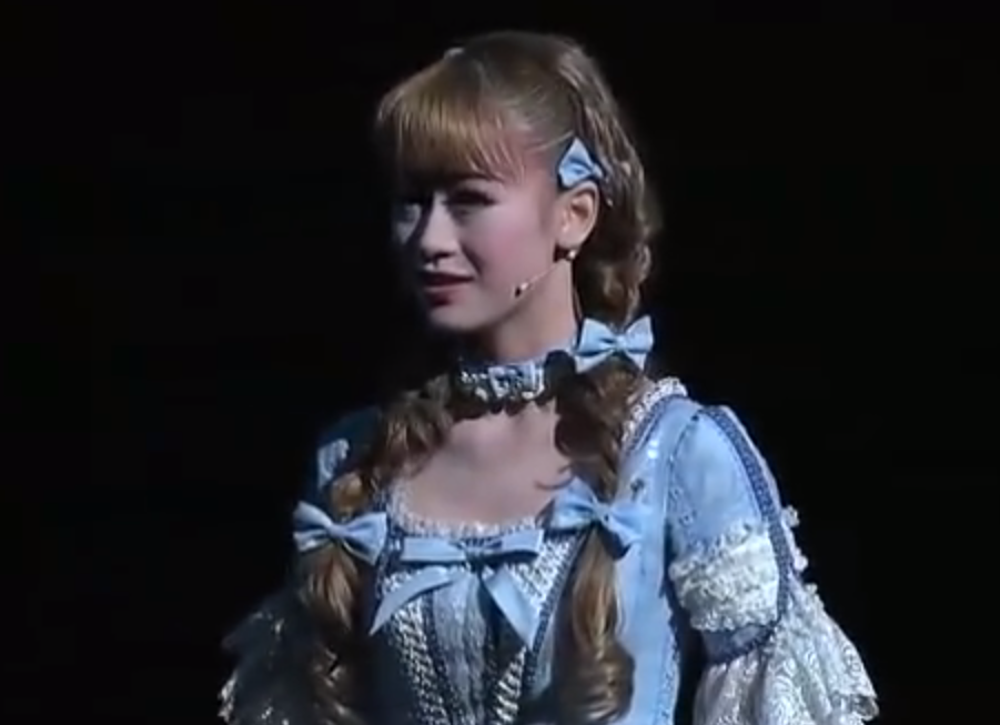 宝塚の煌びやかなヘアメイク、衣装の画像を下さい！