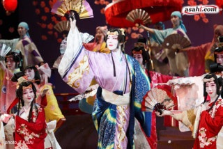 宝塚の煌びやかなヘアメイク、衣装の画像を下さい！