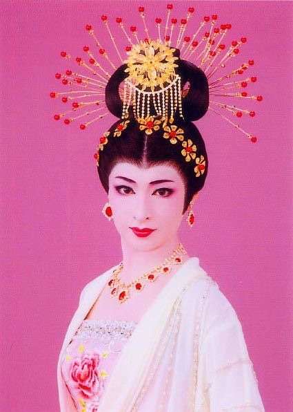 宝塚の煌びやかなヘアメイク、衣装の画像を下さい！