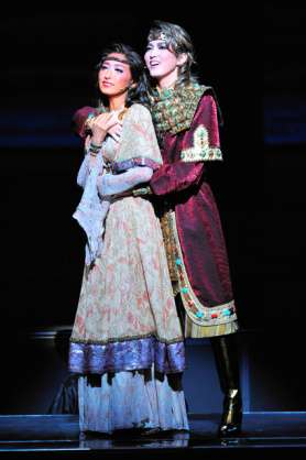 宝塚の煌びやかなヘアメイク、衣装の画像を下さい！