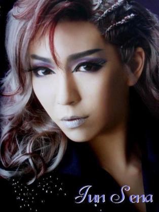 宝塚の煌びやかなヘアメイク、衣装の画像を下さい！