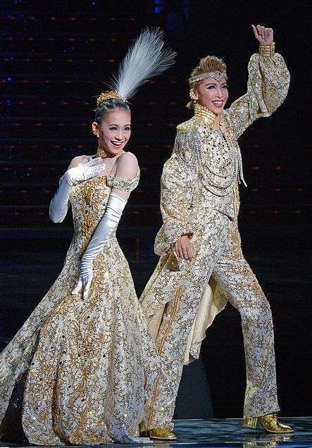 宝塚の煌びやかなヘアメイク、衣装の画像を下さい！
