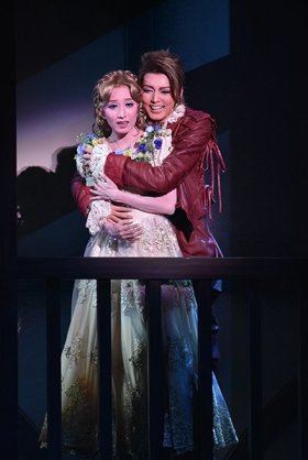 宝塚の煌びやかなヘアメイク、衣装の画像を下さい！