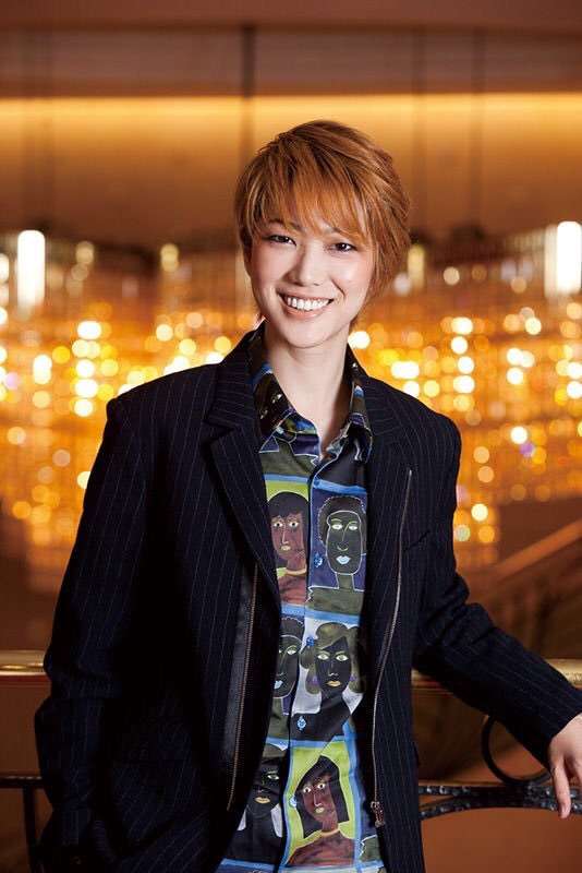 宝塚の煌びやかなヘアメイク、衣装の画像を下さい！