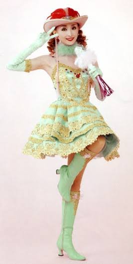 宝塚の煌びやかなヘアメイク、衣装の画像を下さい！