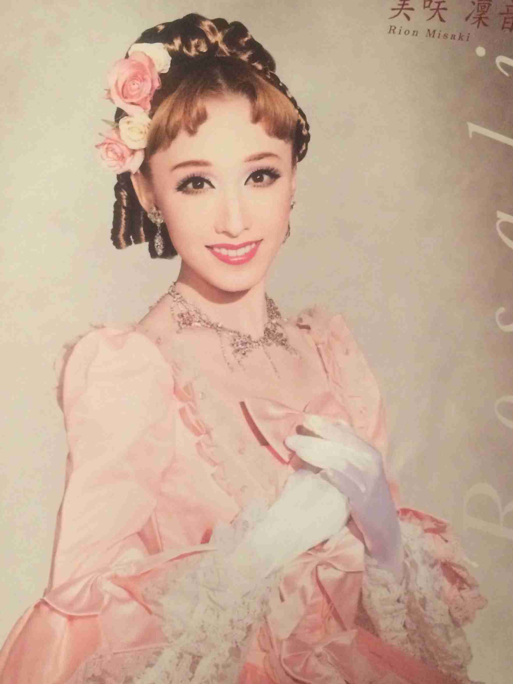 宝塚の煌びやかなヘアメイク、衣装の画像を下さい！