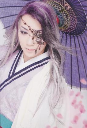 宝塚の煌びやかなヘアメイク、衣装の画像を下さい！