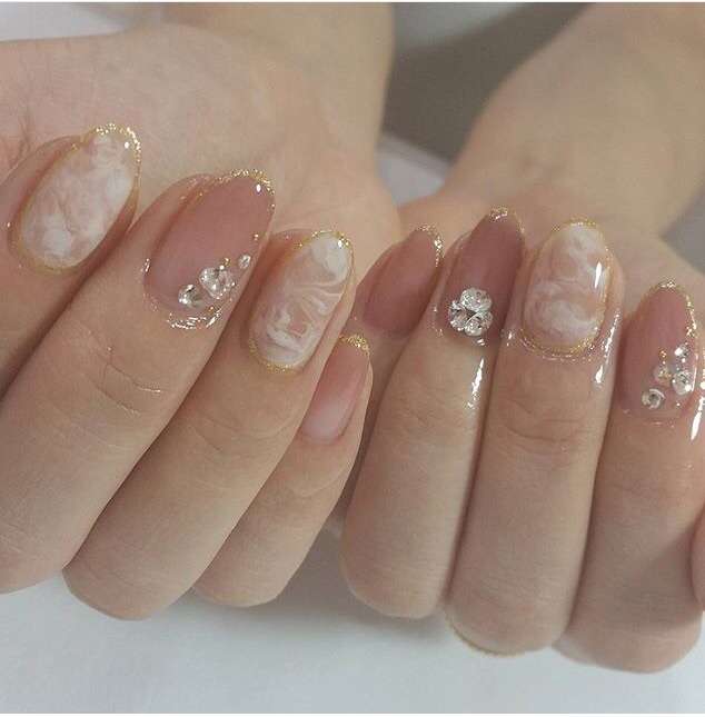 素敵なデザインのネイルを貼るトピ