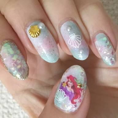 素敵なデザインのネイルを貼るトピ