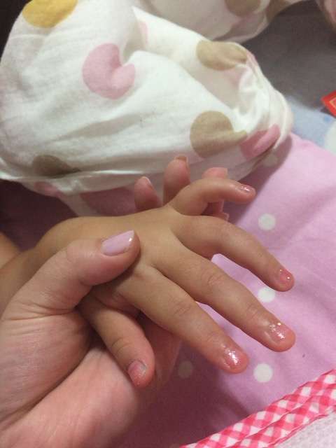 素敵なデザインのネイルを貼るトピ
