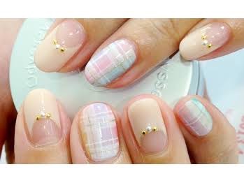 素敵なデザインのネイルを貼るトピ