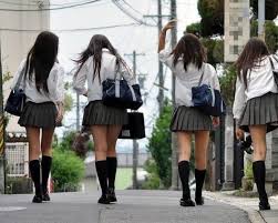 外出着はパンツ派？スカート派？
